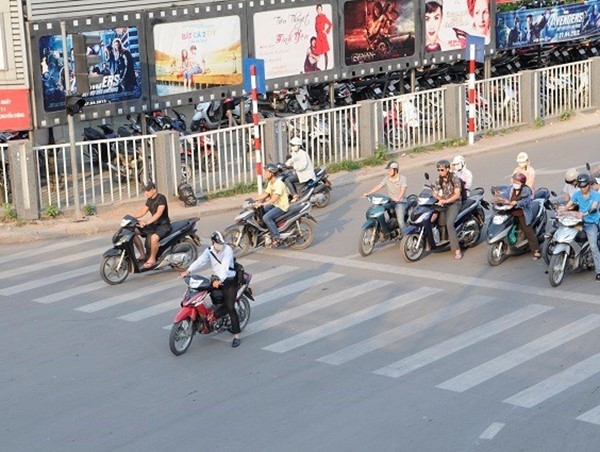 Tăng nặng mức phạt vượt đèn đỏ: ngăn ngừa tai nạn, ùn tắc giao thông