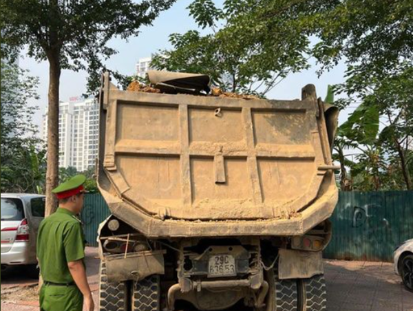 Hà Nội: Phạt tiền và buộc thu dọn phế thải đối với xe tải làm vãi ra đường