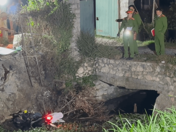 Hà Nội: xe máy rơi xuống mương nước, gia đình 4 người tử nạn