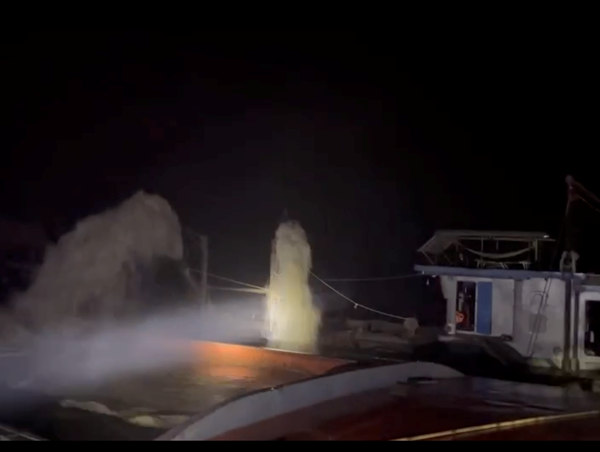 Bắt giữ 1 tàu hút cát trái phép trên sông Hồng