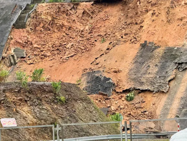 Sạt trượt ta luy dương cao tốc La Sơn - Túy Loan qua Thừa Thiên - Huế