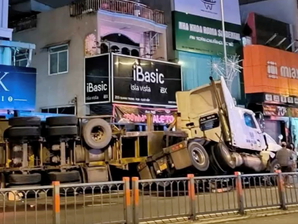 TP Hồ Chí Minh: lật thùng xe container đè nát xe chở rác