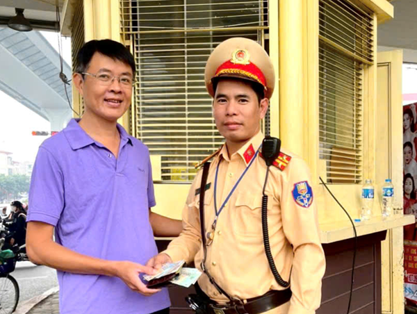 Hà Nội: Cảnh sát giao thông trả lại tài sản thất lạc cho người dân