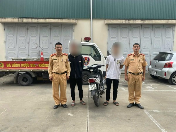 Hà Nội: phạt phụ huynh và 2 nam thanh niên “bốc đầu” xe máy trên đường