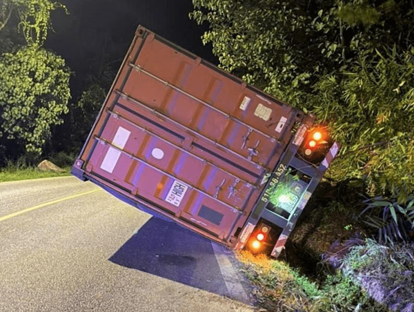 Va chạm khi vào cua, container hất văng người phụ nữ đi xe máy xuống rãnh nước tử vong