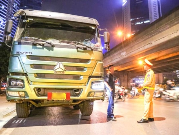 Mạnh tay xử lý xe “hổ vồ” chở quá tải