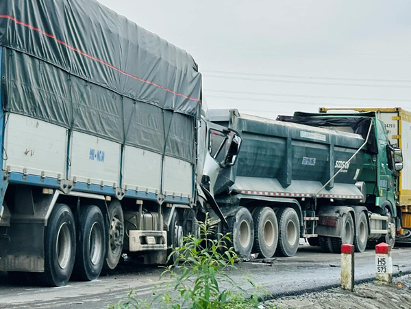 Tông vào đuôi xe đầu kéo, tài xế xe tải mắc kẹt trong cabin tử vong