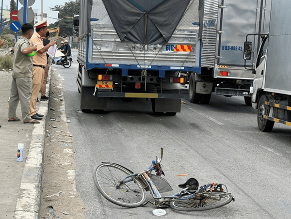 Đạp xe vào làn ô tô, 1 người đàn ông va chạm xe tải và tử vong