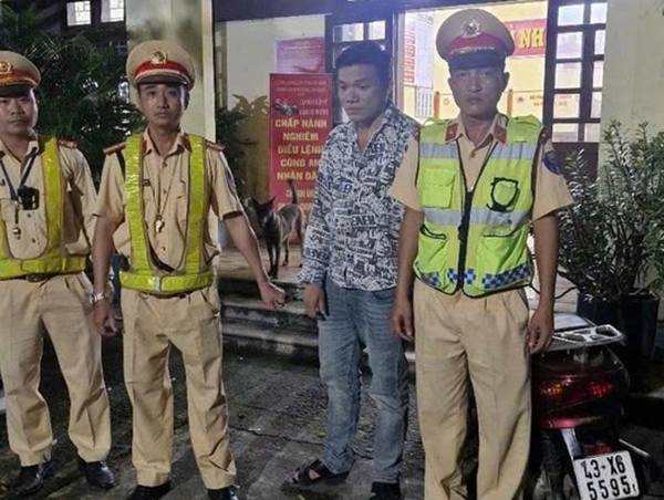 “Ma men” dùng dao tấn công Cảnh sát giao thông sẽ bị xử lý ra sao?