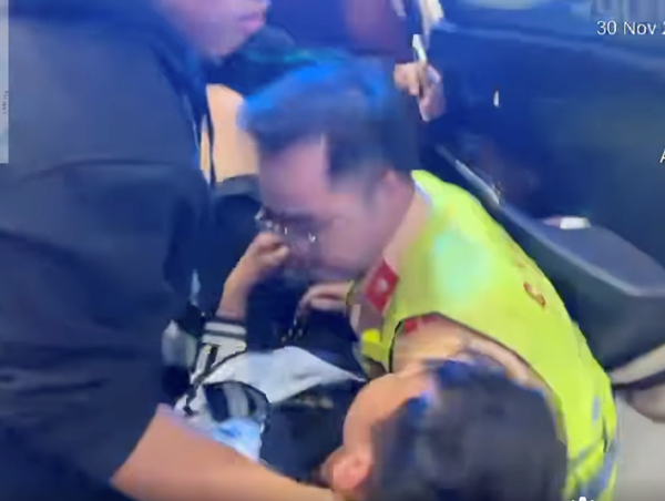 CSGT dùng xe đặc chủng kịp thời đưa cháu bé 15 tuổi đi cấp cứu vì đột quỵ