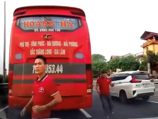 Hải Dương: xác minh tài xế xe khách vượt phải, chặn ô tô con giữa quốc lộ 5