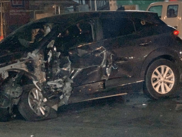 Hai ô tô tông nhau, xe tải lật chắn ngang đường, taxi biến dạng, bung túi khí