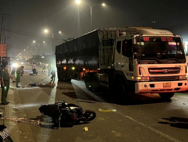 Tông đuôi xe container dừng đèn đỏ, người đi xe máy tử vong tại chỗ