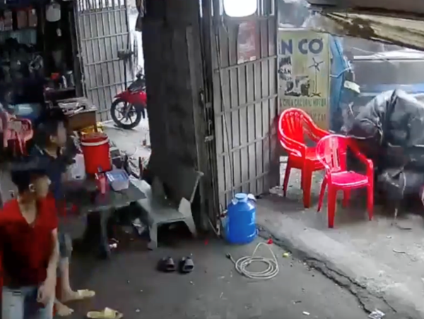 Xe tải mất phanh húc đổ cột đèn tín hiệu giao thông, tông 3 xe máy ven đường