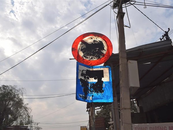 Xử lý đối tượng có hành vi bôi chất bẩn lên biển báo giao thông