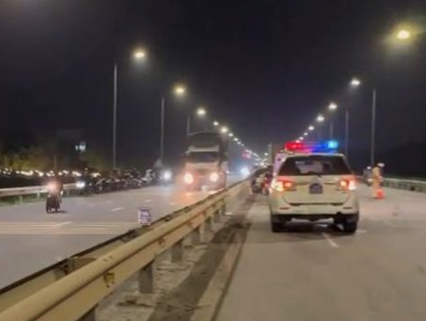 Xe đầu kéo va chạm xe máy, 2 học sinh thương vong