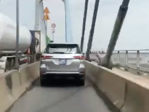 Tước bằng lái tạm thời với tài xế xe biển xanh chạy vào làn xe máy trên cầu Phú Mỹ