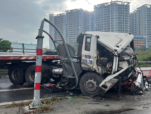 TP Hồ Chí Minh: xe đầu kéo tông sập cột báo giao thông, biến dạng, xoay ngang đường