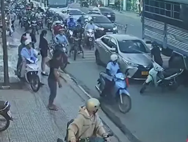 Bắt đối tượng say rượu, đập phá ô tô khi va chạm trên đường