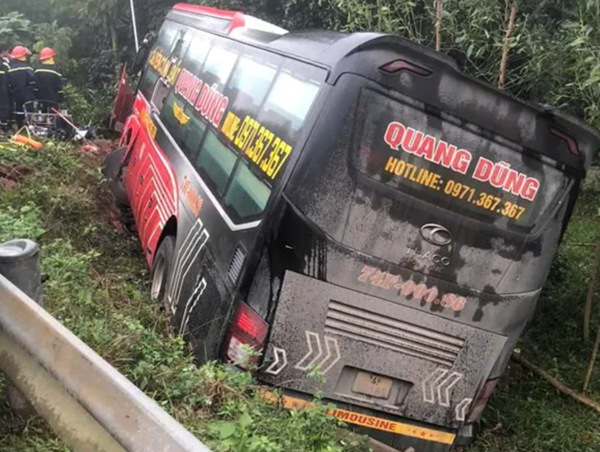Xe khách mất lái tông gãy hộ lan, lật xuống lề đường, 10 người bị thương