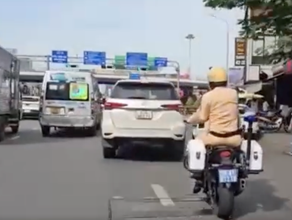 Ô tô 7 chỗ chở thuốc lá lậu chạy như bay trên đường