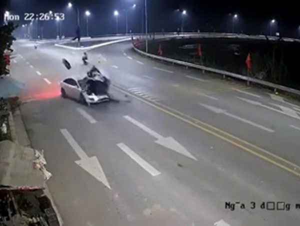 Kinh hoàng cảnh xe máy đâm trực diện vào đầu ô tô ở Thanh Hóa