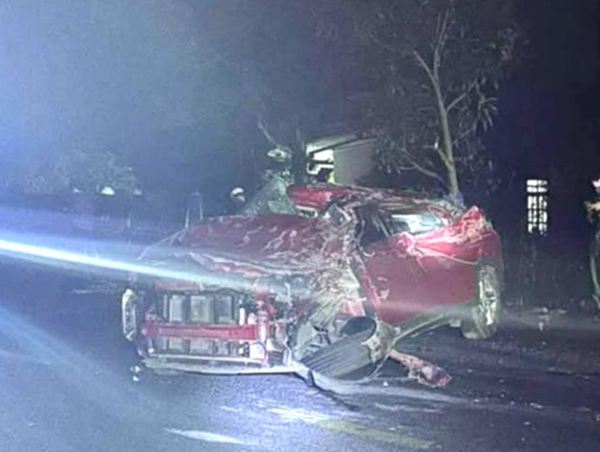 Đắk Lắk: ô tô con biến dạng sau va chạm với xe tải