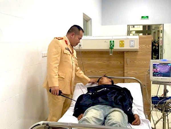 Hà Nội: CSGT dùng ô tô chuyên dụng đưa người dân đau tim đi cấp cứu