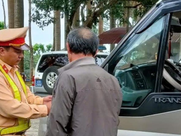 Đắk Nông: nhiều tài xế đến Công an khai báo sử dụng điện thoại khi lái xe