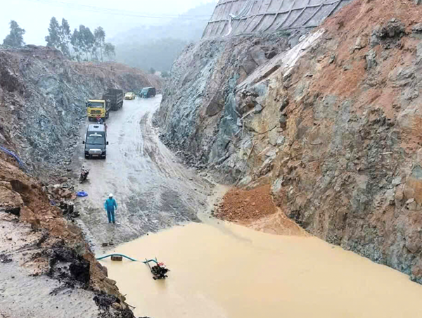 Yêu cầu chủ đầu tư chịu trách nhiệm về ùn tắc do sạt lở đèo An Khê