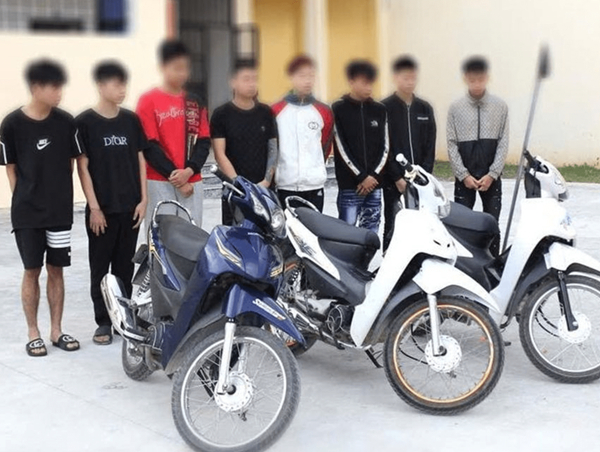 Hà Nam: Khởi tố 8 đối tượng phóng xe máy tốc độ cao, mang hung khí đi đánh nhau