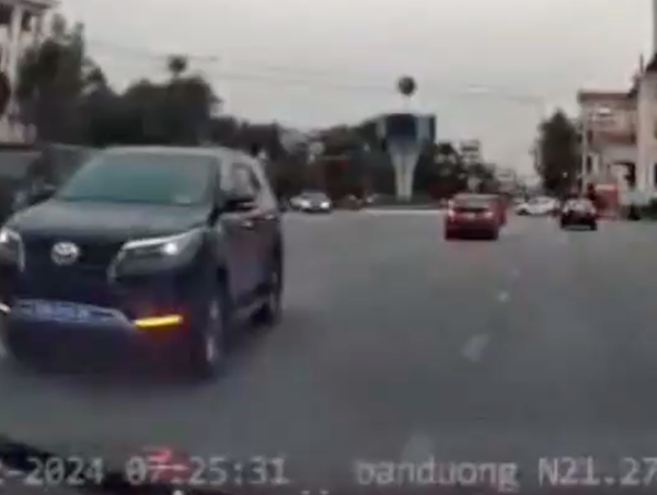 Xác minh ô tô biển xanh chạy ngược chiều trên đường một chiều tại Bắc Giang