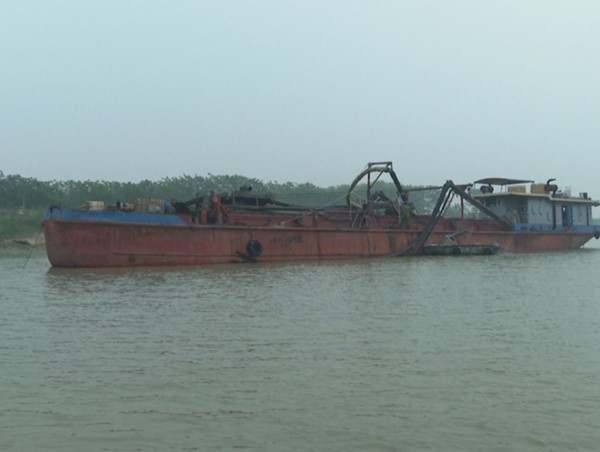 CSGT 3 tỉnh phối hợp bắt giữ tàu hút cát trái phép trên sông Hồng