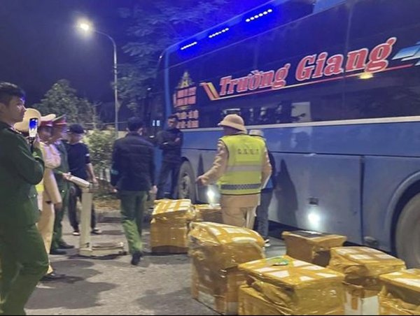 Hoà Bình: bắt xe khách chở 900kg nội tạng không rõ nguồn gốc