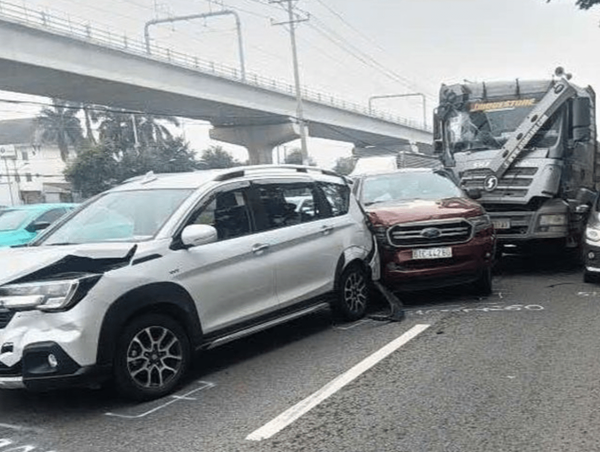 TP Hồ Chí Minh: 6 ô tô tông liên hoàn, giao thông ùn tắc