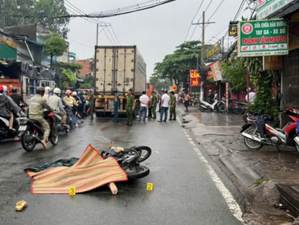 TP Hồ Chí Minh: va chạm xe container, người đi xe máy tử vong tại chỗ