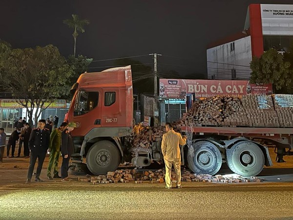 Hà Nội: 3 học sinh thương vong do bị cuốn vào gầm xe đầu kéo