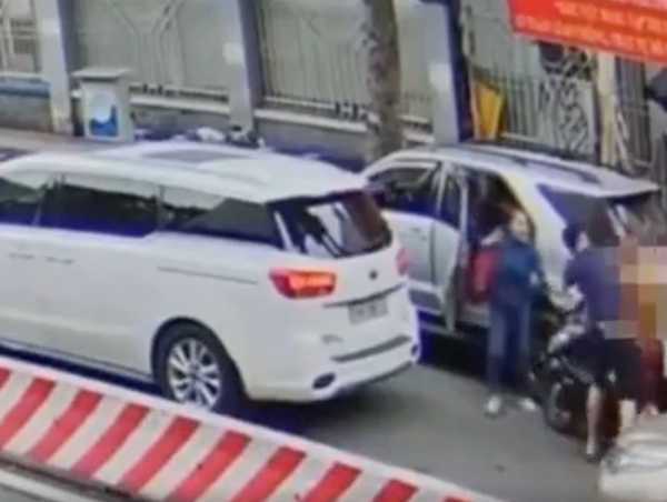 Bắt khẩn cấp tài xế ô tô đấm liên tục vào mặt người đi xe máy