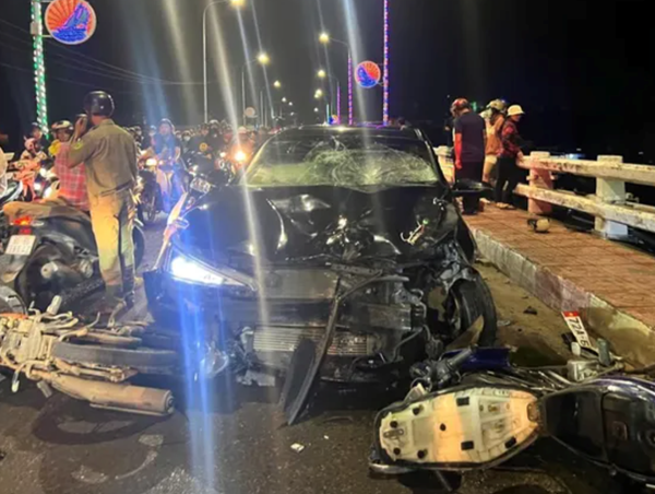 Bình Thuận: ô tô đâm liên hoàn 3 xe máy, 5 người bị thương