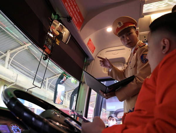 Thắt chặt kiểm tra, xử lý vi phạm, đảm bảo an toàn giao thông cuối năm