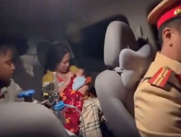 CSGT kịp thời đưa bé 2 tháng tuổi bị suy hô hấp đi cấp cứu