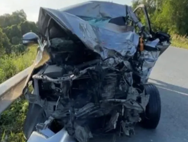 Long An: ô tô 7 chỗ tông trực diện xe tải, 2 người thương vong  ​