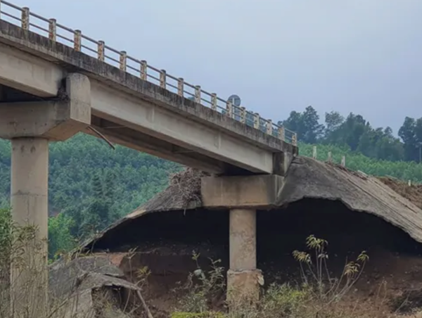 Quảng Bình: Công bố tình huống khẩn cấp tại cầu bản Cồn Cùng