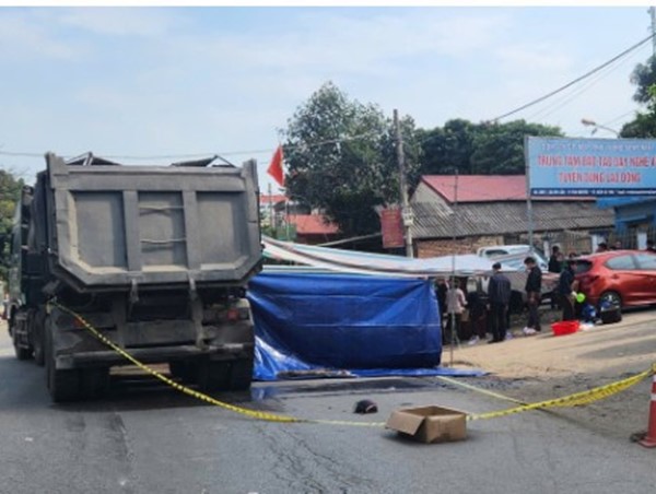 Thái Nguyên: va chạm với xe tải, nam sinh lớp 11 tử vong tại chỗ