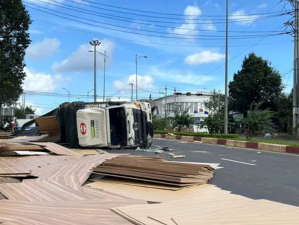 Đắk Lắk: Tránh xe máy, xe tải chở ván ép lật ngang trên đường