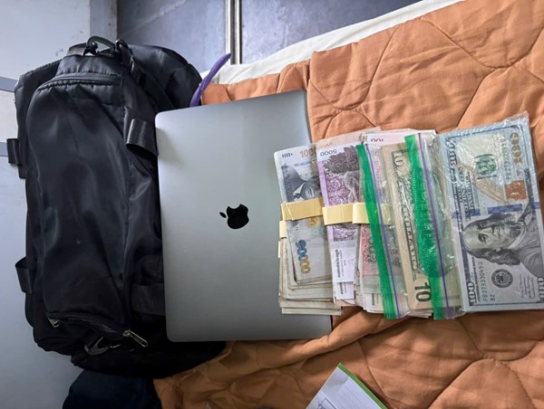 Nhân viên đường sắt trả lại tài sản hành khách bỏ quên trên tàu