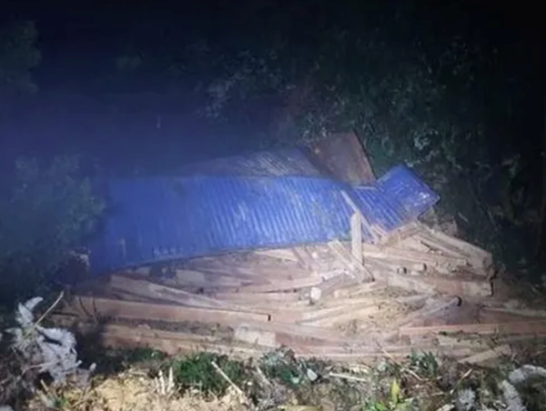 Thừa Thiên - Huế: Xe đầu kéo chở gỗ rơi xuống vực sâu, 1 người tử vong