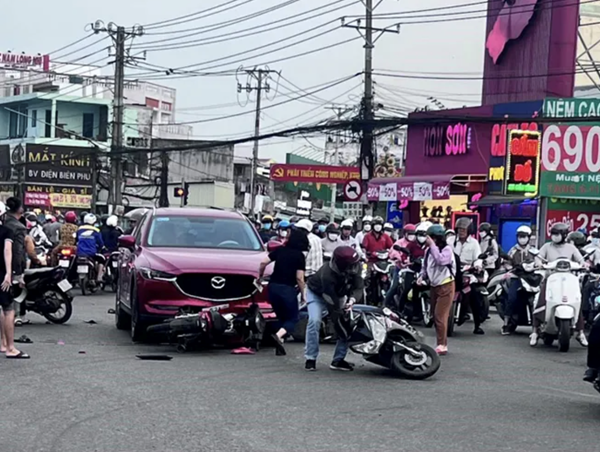 Long An: Ô tô tông liên hoàn 4 xe máy, 3 người bị thương