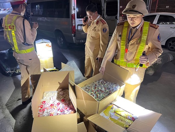 Bắt tài xế ô tô chở nhiều hàng hoá không rõ nguồn gốc xuất xứ