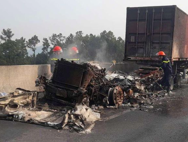 Cháy xe container trên cao tốc Diễn Châu - Bãi Vọt